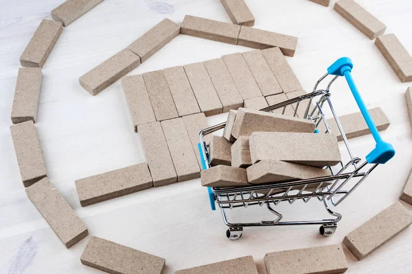 Camion loro supermercato con barre di legno di queste barre casa assemblata — Foto Stock