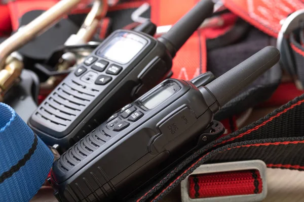 Dos radios y engranajes para escaladores, rescatistas, cuerdas rojas y conexión —  Fotos de Stock