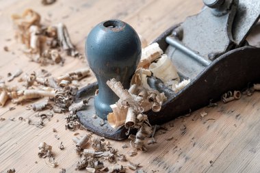 ahşap planya ve eller, mavi kalem yakın çekim kullanmak için talaş