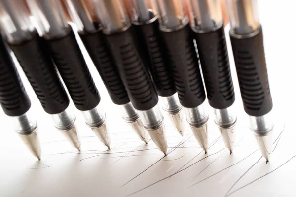 Bolígrafos negros escribir en papel blanco — Foto de Stock