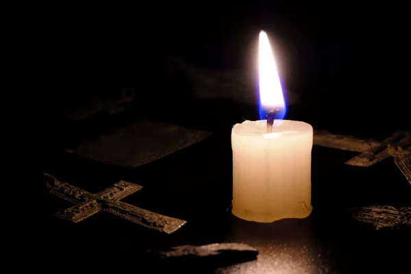 Vela de parafina encendida alrededor de las cruces del cuerpo de la vela —  Fotos de Stock