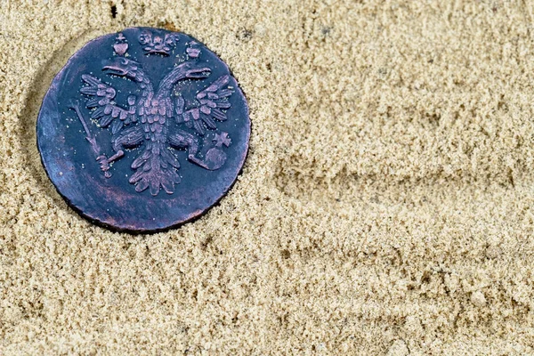 Ancient copper coin with the image of the double-headed eagle of 1715 Russian kopecks — Stock Photo, Image