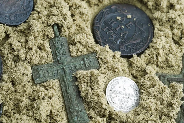 Encontrar cazador de tesoros en la arena, las viejas cruces entre ellos una moneda de plata 5 centavos 1892 — Foto de Stock