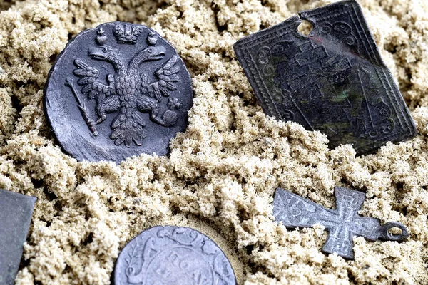 Старая монета с двуглавым орлом и символами православной церкви XVII века на мокром песке желтого цвета — стоковое фото