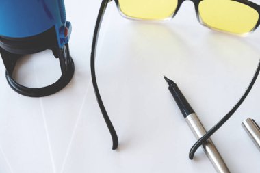 beyaz bir arka planda sarı gözlük ile gözlük ve damgalı kalem ile baskı üzerinde bir damga