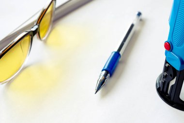 kalem yakınındaki baskı üzerine baskı ve gözler için sarı gözlük