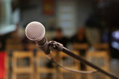 sahnede metal bir ızgara ile bir mikrofon, izleyici için şarkı söyleyecek