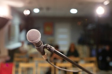 tutucu üzerinde yuvarlak kafa ile eski mikrofon sahnede yüklü