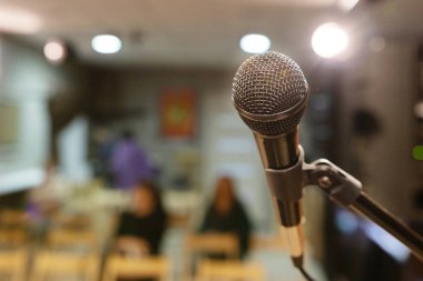 salonda oturan seyirciler için şarkılar