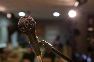 şarkı söyleyecek olanlar için sahnede mikrofon ile karanlık arka plan