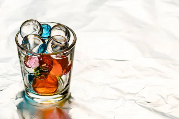 A pilha de vodka é preenchida com bolas de hidrogel de cores diferentes — Fotografia de Stock