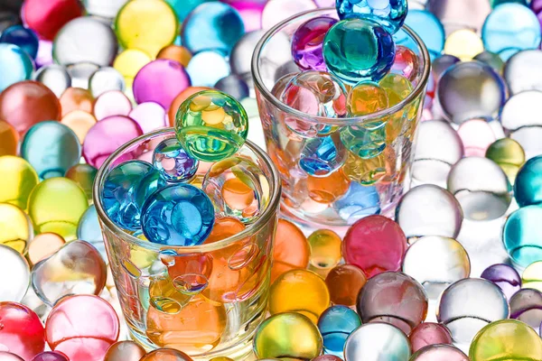 Deux béchers en verre avec boules hydrogel — Photo