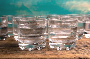 ahşap bir masada çekim