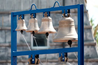 Kamensk-Uralsky, Rusya - 16 Temmuz 2018. Boyut ve tonalite farklı bir çan festivali için çan bir dizi