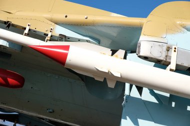 SSCB savaş uçağının kanadında füzelerin yakın çekim, bir kanat