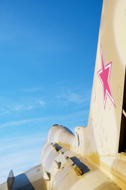 mavi gökyüzüne karşı bir askeri uçak savaşçı ssus kuyruk kırmızı yıldız
