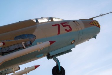 güneş ve mavi gökyüzü arka plan karşı kabin, SSCB savaş uçağı askeri uçak kabin