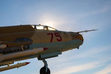 savaş uçağının ön, güneşte bir askeri uçağın kokpit