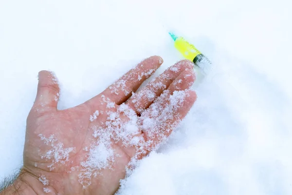 Tumbado en la mano de nieve, nieve en la palma de la mano y cayó de la palma de una jeringa en la nieve —  Fotos de Stock