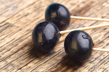 kürdan üzerinde üç üzüm doğal ahşap arka plan üzerinde yalan