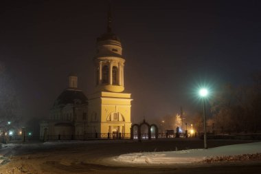 Rusya 'da sisli bir kış gecesi Kilise ve fenerlerle