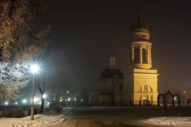 Kamensk-Uralsky şehrinin gece Katedrali meydanı, Sverdlovsk oblast Kilisesi