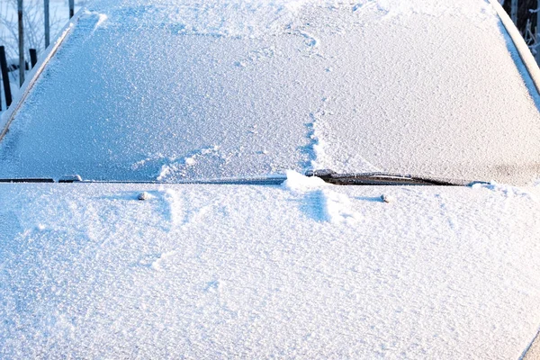 Car windshield and hood in large frost after severe frost — Stock Photo, Image