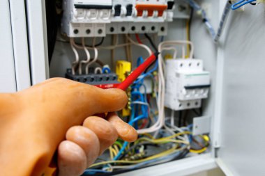 elektrik ile güvenli çalışma, dielektrik kauçuk eldiven elinde giyen