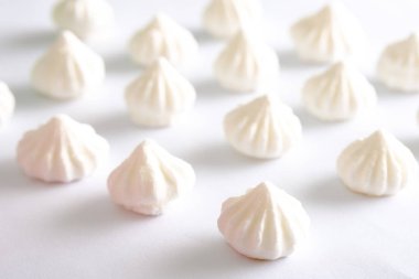 beyaz arka plan yan görünümünde beze pasta beyaz