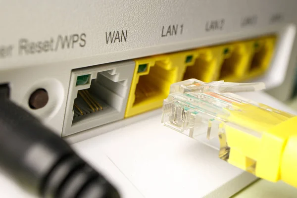 Patch kabel kuning disisipkan ke port pertama dari router rumah — Stok Foto