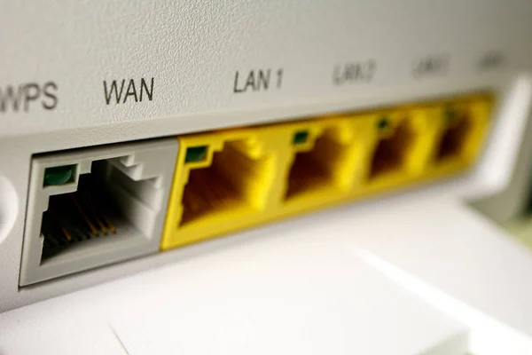 Weißer Router auf hellem Hintergrundteil, wo sich Ports befinden — Stockfoto