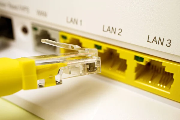 Router putih untuk home Internet dengan port kuning untuk pelanggan dari mana kabel patch kuning — Stok Foto