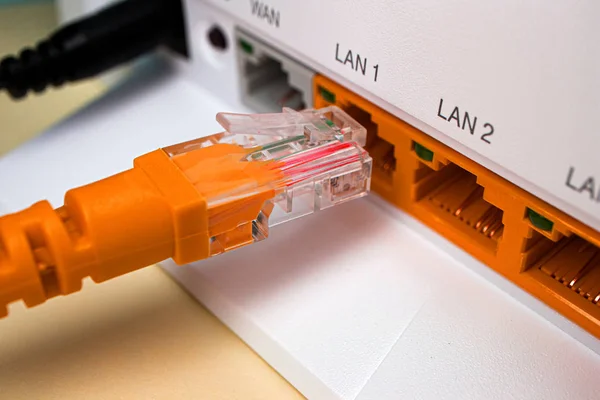 Port oranye dan kabel oranye terhubung ke Internet di rumah — Stok Foto