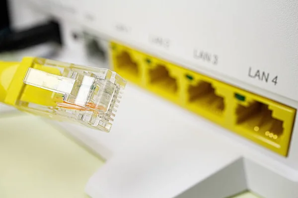 Konektor ethernet close-up di latar belakang dari sebuah router rumah untuk akses Internet dengan — Stok Foto