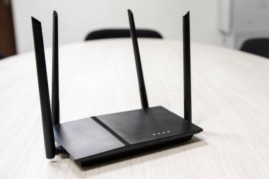 masada Internet'e erişmek için koyu bir Wi-Fi yönlendirici