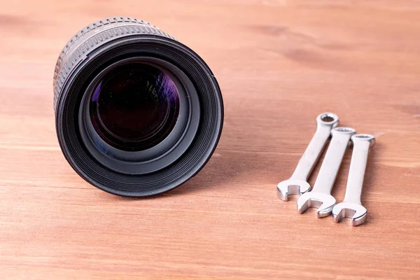 La lente de la cámara sobre la madera la superficie cerca — Foto de Stock