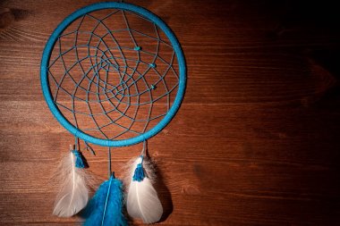 fotoğraf karanlık ahşap yüzey kısmında muska Dreamcatcher