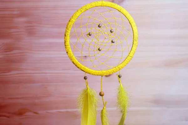 Domácí Dreamcatcher visící na hnědém pozadí, barevná lamela — Stock fotografie