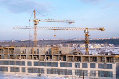 inşaat kışın büyük kule vinçler