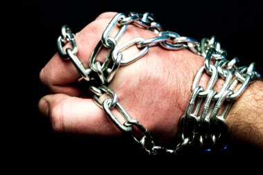 bir serpin, bir metal zincir ve bir el sertleştirilmiş bir yumruklu zincir sarılmış deri