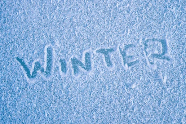 Eisfröste mit dem Finger darauf geschrieben Winter kalte Jahreszeit — Stockfoto