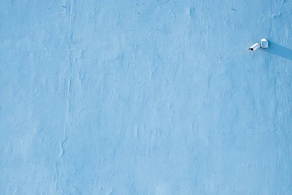 파란색 외부 석고로 덮여 벽에 프레임의 모서리에서 관찰을위한 비디오 카메라, 균열벽의 질감 — 스톡 사진