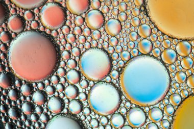 arka plan ve su da sabun kabarcıkları doku sarı altından aydınlatılmış