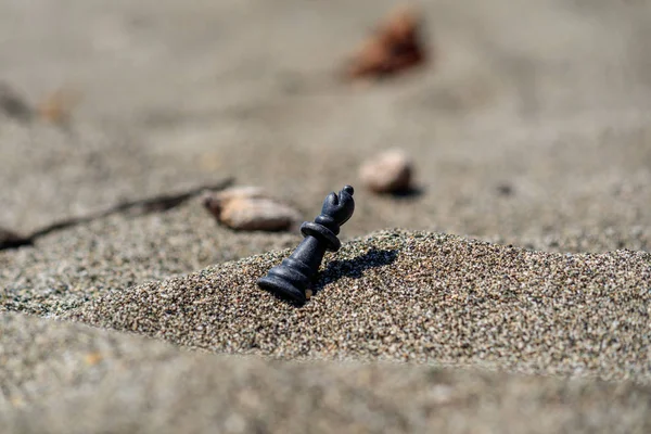 Sakk-darab Queen a homokban — Stock Fotó