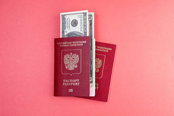 Δύο ρωσικά διαβατήρια στο φόντο ενός από τα διαβατήρια που έχουν εισαχθεί — Φωτογραφία Αρχείου