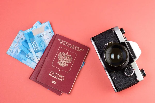 Παλιά φωτογραφική μηχανή και δύο διαβατήρια στο παρασκήνιο, τα χρήματα μπορείτε να δείτε κάτω από το διαβατήριο — Φωτογραφία Αρχείου