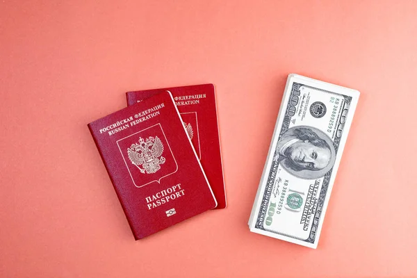Δολάριο και ρωσικά διαβατήρια — Φωτογραφία Αρχείου