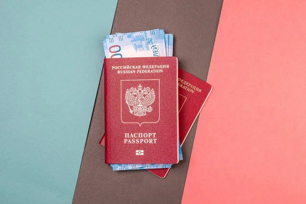 Δύο διαβατήρια των Ρώσων σε ένα φόντο τριών χρωμάτων είναι κολλημένα χρήματα — Φωτογραφία Αρχείου