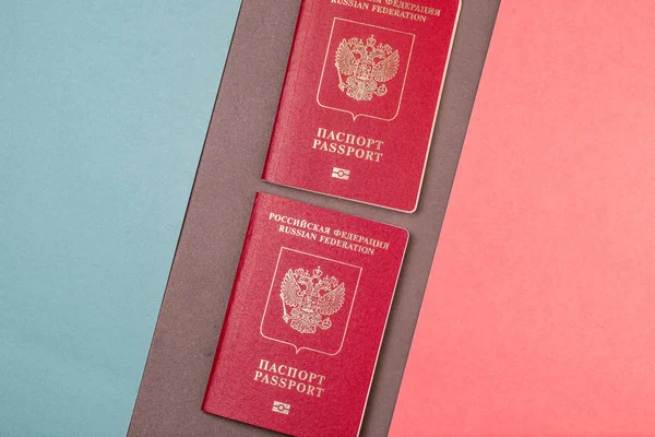 Τα διαβατήρια στο ποσό των δύο τεμαχίων το ένα πάνω από το άλλο διαγώνια — Φωτογραφία Αρχείου