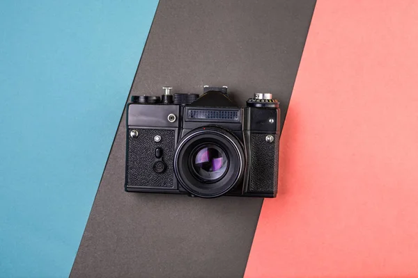 Vieja cámara de película negra grande en papel tricolor — Foto de Stock
